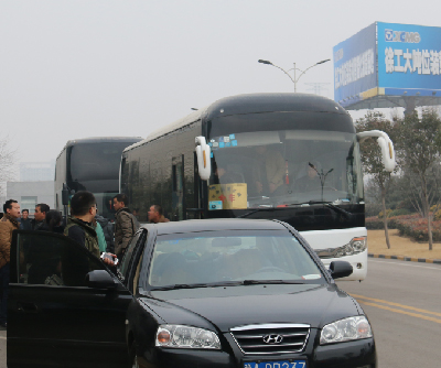 铲运客户乘坐河南路友班车到达澳洲5手机平台_澳洲5（中国）厂家