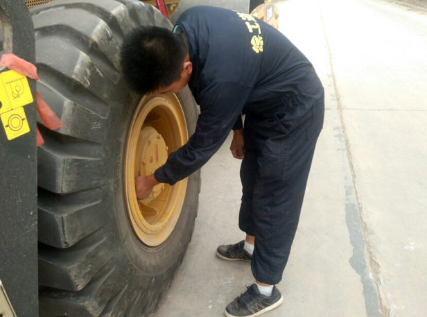 澳洲5手机平台_澳洲5（中国）道路服务检测压路机轮胎