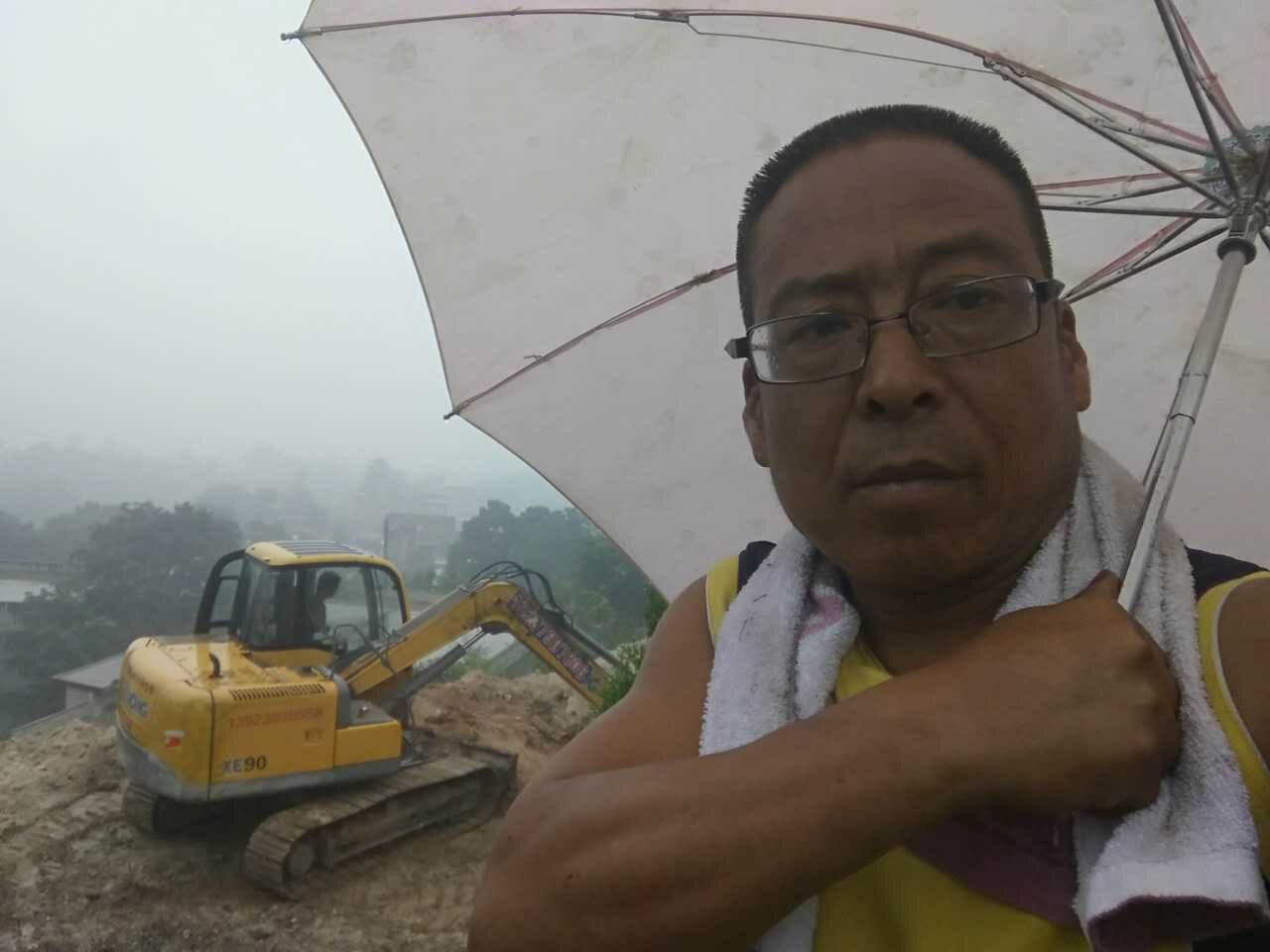 澳洲5手机平台_澳洲5（中国）挖机冒雨仍然工作
