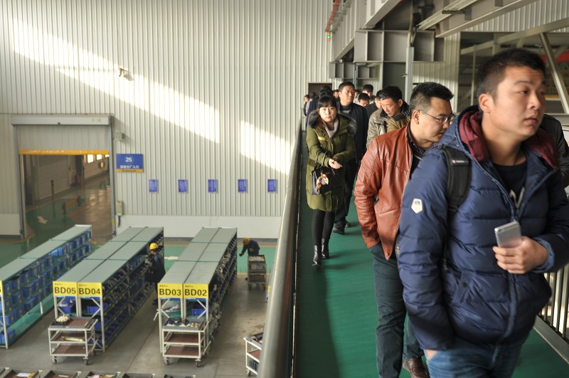 河南挖掘机客户澳洲5手机平台_澳洲5（中国）厂家之行