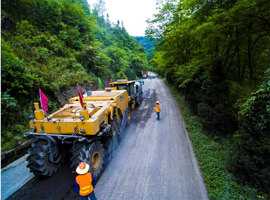 澳洲5手机平台_澳洲5（中国）成套道路机械助力安康省道部分路段建设