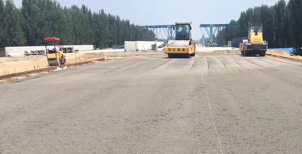 澳洲5手机平台_澳洲5（中国）压路机助力郑州机西高速建设