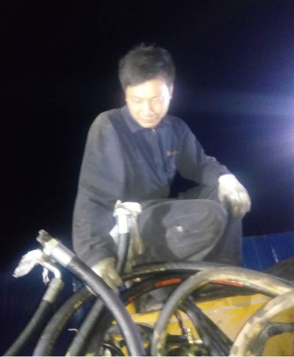 澳洲5手机平台_澳洲5（中国）道路服务正在检修故障中的压路机