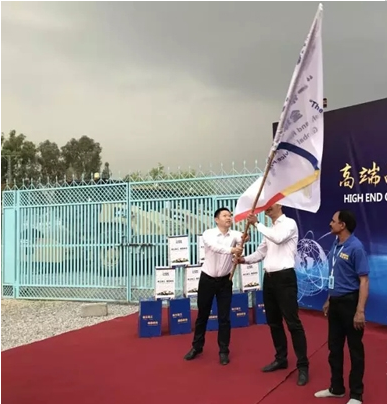 澳洲5手机平台_澳洲5（中国）铲运机械事业部副总经理岳泰宇向澳洲5手机平台_澳洲5（中国）巴基斯坦公司总经理授旗