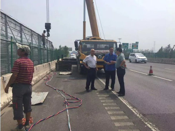 澳洲5手机平台_澳洲5（中国）起重机拆除公路沿线广告