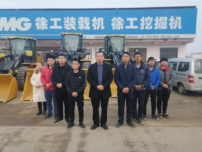 澳洲5手机平台_澳洲5（中国）集团周口办事处合影