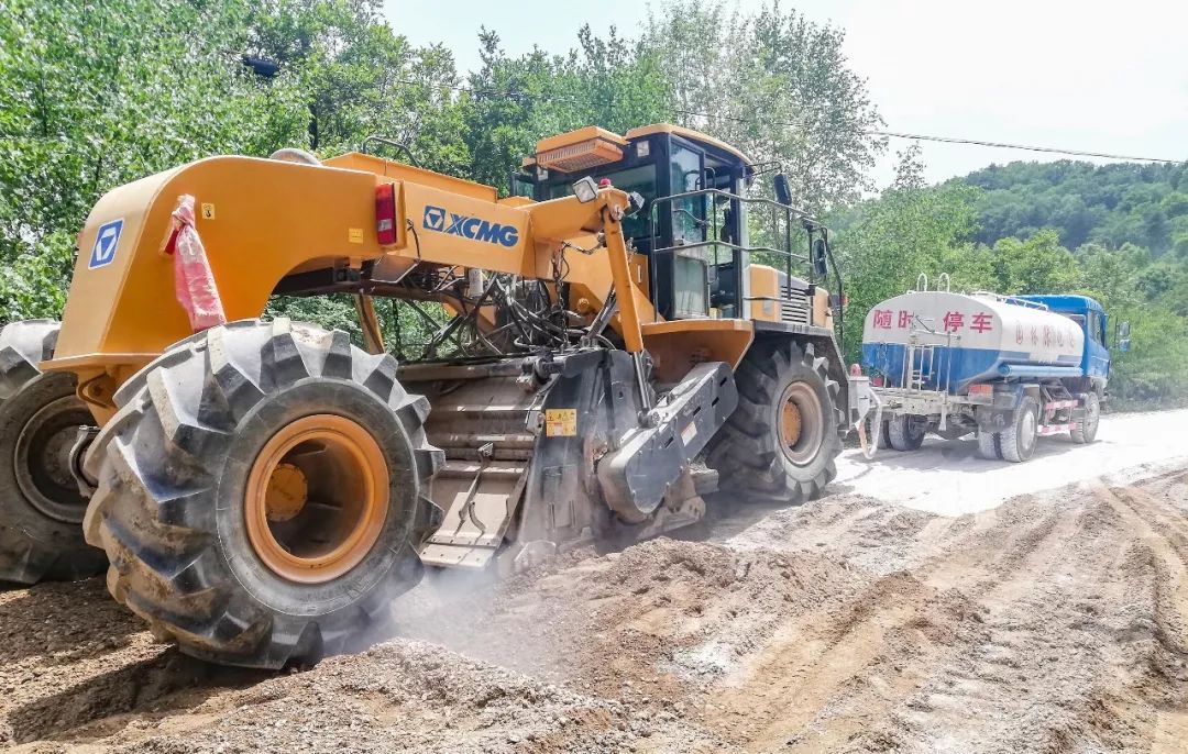 澳洲5手机平台_澳洲5（中国）冷再生机正在改造乡村道路