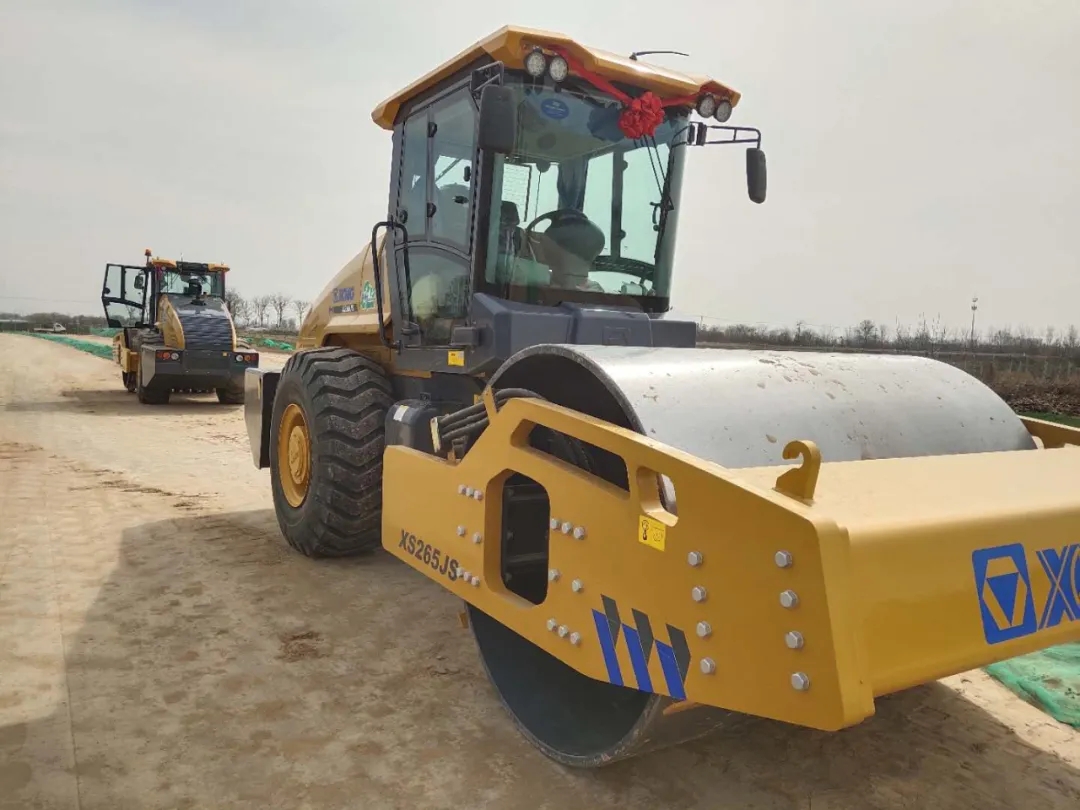 澳洲5手机平台_澳洲5（中国）睿龙压路机XS265JS助力甘肃公路建设