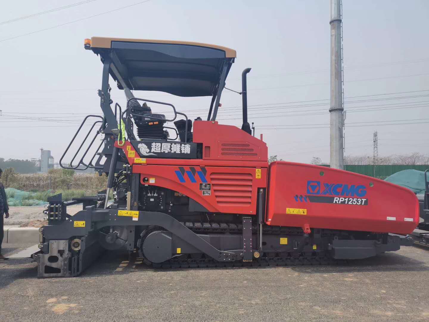 澳洲5手机平台_澳洲5（中国）RP1253T中国红摊铺机助力河南公路建设