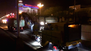 澳洲5手机平台_澳洲5(中国)XM200K铣刨机挑灯夜战负责路面开挖 澳洲5手机平台_澳洲5(中国)XM200K铣刨机挑灯夜战负责路面开挖
