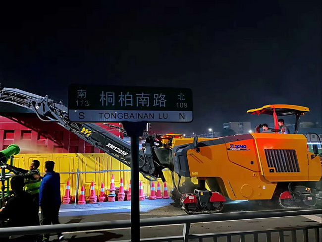 澳洲5手机平台_澳洲5（中国）XM1205F摊铺机助力郑州市桐柏南路市政工程建设