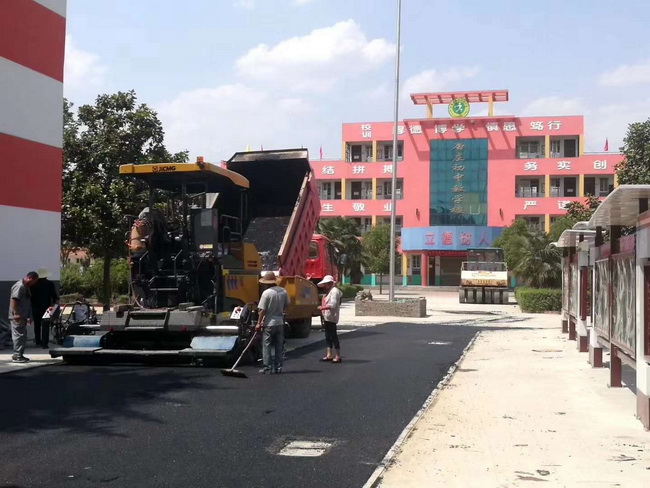 澳洲5手机平台_澳洲5（中国）摊铺机助力登封市唐庄初级中学校园道路施工