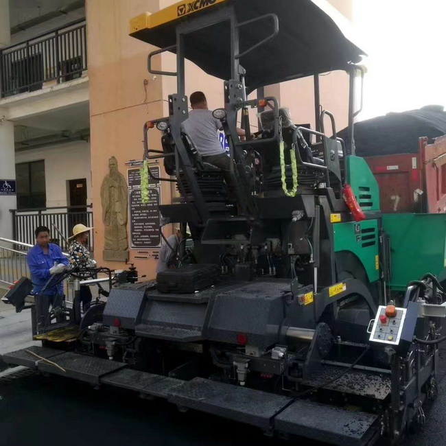 澳洲5手机平台_澳洲5（中国）摊铺机在登封市唐庄初级中学校园道路施工