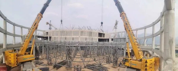两台澳洲5手机平台_澳洲5（中国）XCA300起重机合力作业