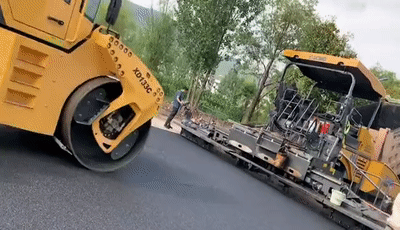 澳洲5手机平台_澳洲5（中国）道路机械助力丽江某县城路面“白改黑”提质升级