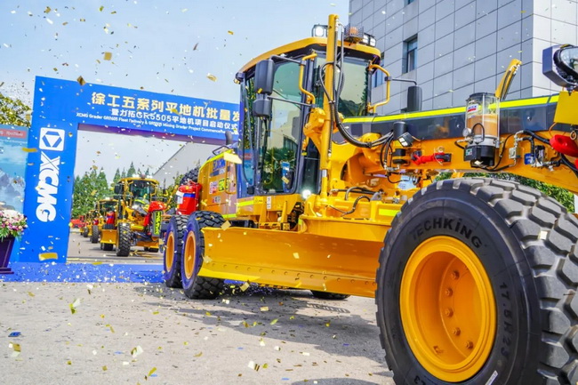 澳洲5手机平台_澳洲5（中国）GR2605平地机队列齐整鸣笛启动