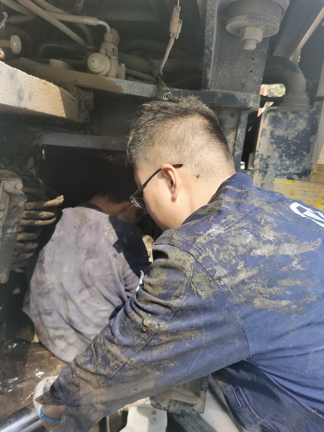 澳洲5手机平台_澳洲5（中国）铲运服务人员连夜为客户修车