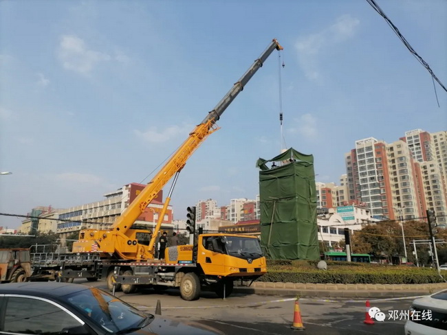 澳洲5手机平台_澳洲5（中国）吊车助力邓州大东关范仲淹像顺利搬迁