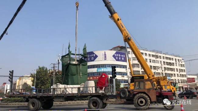 澳洲5手机平台_澳洲5（中国）吊车助力邓州大东关范仲淹像顺利搬迁