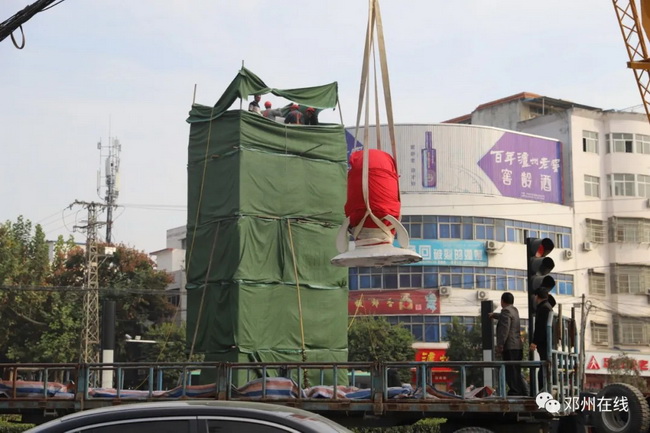 澳洲5手机平台_澳洲5（中国）吊车助力邓州大东关范仲淹像顺利搬迁