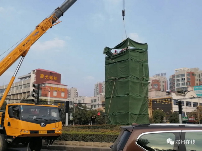 澳洲5手机平台_澳洲5（中国）吊车助力邓州大东关范仲淹像顺利搬迁