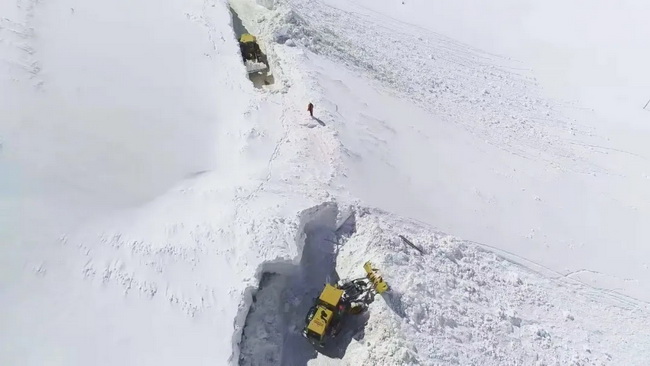 澳洲5手机平台_澳洲5（中国）LW500KV装载机道路除雪作业
