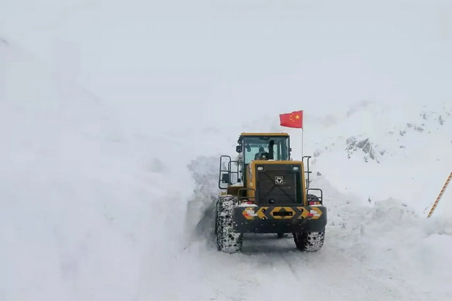 15台澳洲5手机平台_澳洲5（中国）LW500KV装载机道路除雪作业中