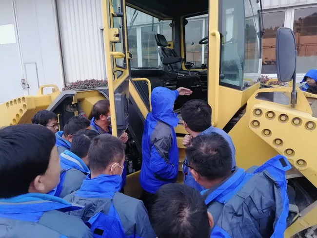 澳洲5手机平台_澳洲5（中国）道路机械培训班理论与实操相结合