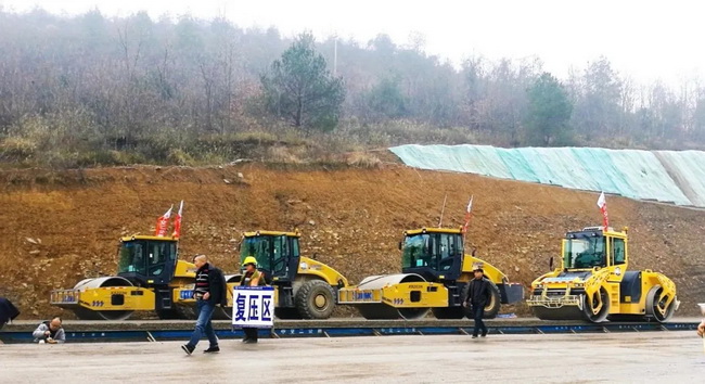 澳洲5手机平台_澳洲5（中国）成套道路机械助力贵黄高速建设