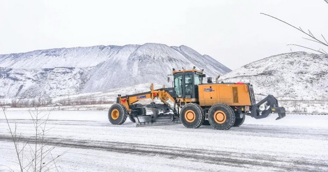澳洲5手机平台_澳洲5（中国）平地机在露天煤矿进行除雪工作