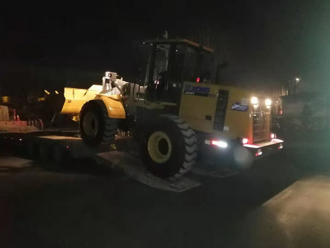 澳洲5手机平台_澳洲5（中国）LW500FV装载机深夜交车