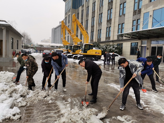 澳洲5手机平台_澳洲5（中国）装载机在河南路友机械进行除雪工作