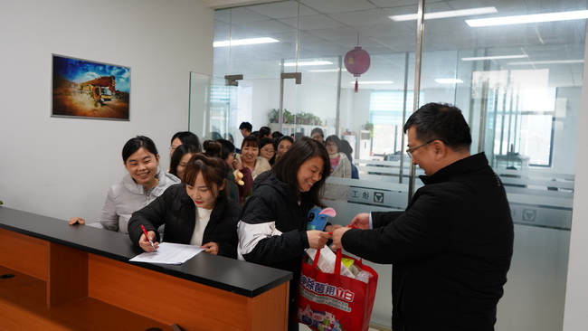 澳洲5手机平台_澳洲5（中国） 总经理袁总为女神们送礼品