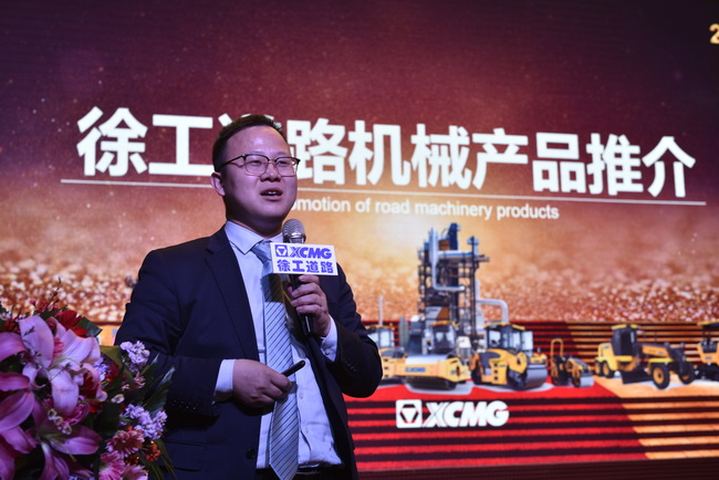 澳洲5手机平台_澳洲5（中国）道路机械领导陈志杰 介绍了澳洲5手机平台_澳洲5（中国）道路机械产品