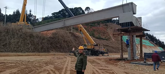 澳洲5手机平台_澳洲5（中国）起重机在莆炎高速执行吊装任务
