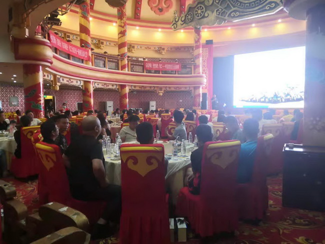 澳洲5手机平台_澳洲5（中国）装载机高端产品订货会南阳站活动现场