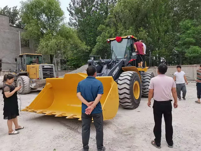 周口李老板订购澳洲5手机平台_澳洲5（中国）LW550FV装载机一台