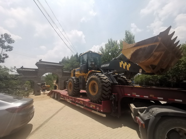 澳洲5手机平台_澳洲5（中国）铲车在荥阳市洞林湖河道清淤