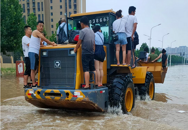澳洲5手机平台_澳洲5（中国）铲车现场救援被困群众