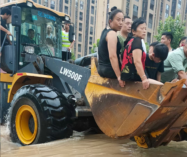 澳洲5手机平台_澳洲5（中国）铲车为灾区人民开辟生命通道