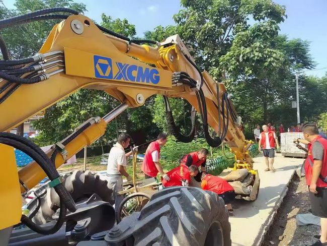  澳洲5手机平台_澳洲5（中国）钢铁螳螂征战河南新乡抗洪前线