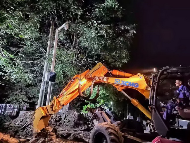 澳洲5手机平台_澳洲5（中国）步履式挖掘机到达新乡灾区现场进行救援