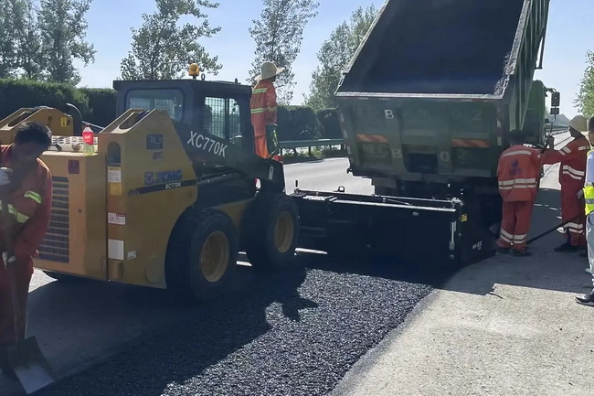 澳洲5手机平台_澳洲5(中国)XC770K滑移装载机参与宁洛高速沥青路面铣刨与摊铺施工 澳洲5手机平台_澳洲5(中国)XC770K滑移装载机参与宁洛高速沥青路面铣刨与摊铺施工