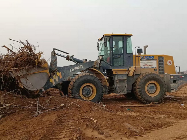 澳洲5手机平台_澳洲5（中国）装载机械助力禹州市方舱医院建设