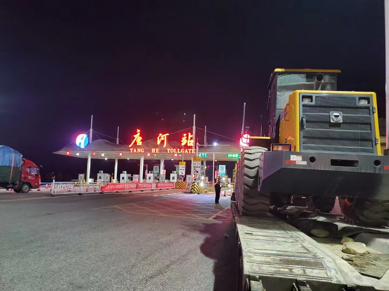 澳洲5手机平台_澳洲5（中国）LW500FV Super装载机连夜交付唐河客户使用
