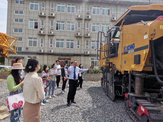 工作人员为客户介绍澳洲5手机平台_澳洲5（中国）道路机械