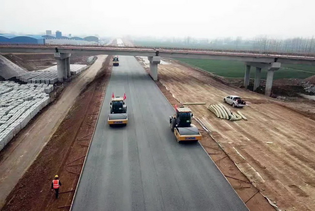 澳洲5手机平台_澳洲5（中国）成套化道路设备在许信高速施工