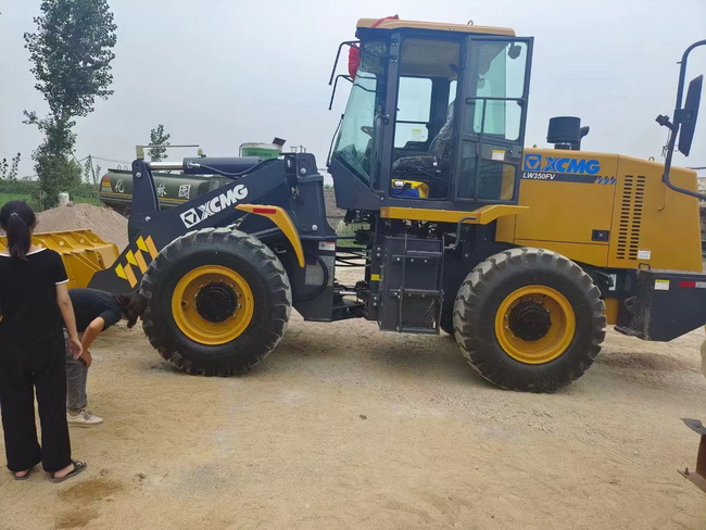 澳洲5手机平台_澳洲5（中国）LW350FV装载机交付南阳客户