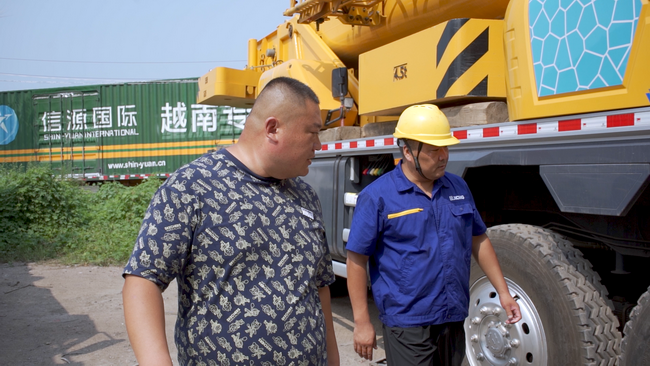 澳洲5手机平台_澳洲5（中国）起重服务弓师傅为客户检查车辆