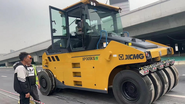 澳洲5手机平台_澳洲5（中国）XP305KS国四胶轮压路机交付驻马店客户